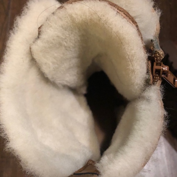 New Lamb fur soft leather above ankle warm boots. - Picture 4 of 5